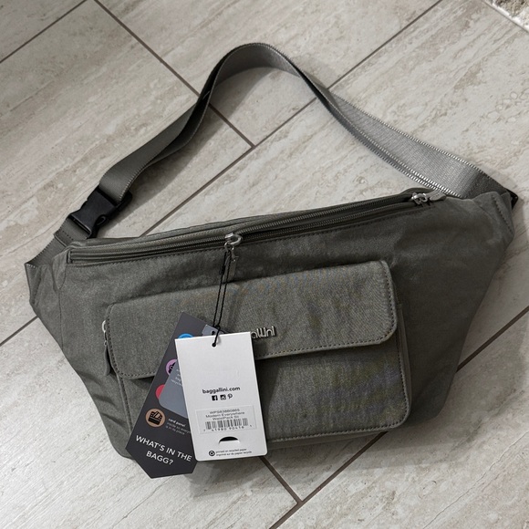 Baggallini Handbags - Baggallini silver Belt Bag .. unisex .. modern
Everywhere waist pack unisex